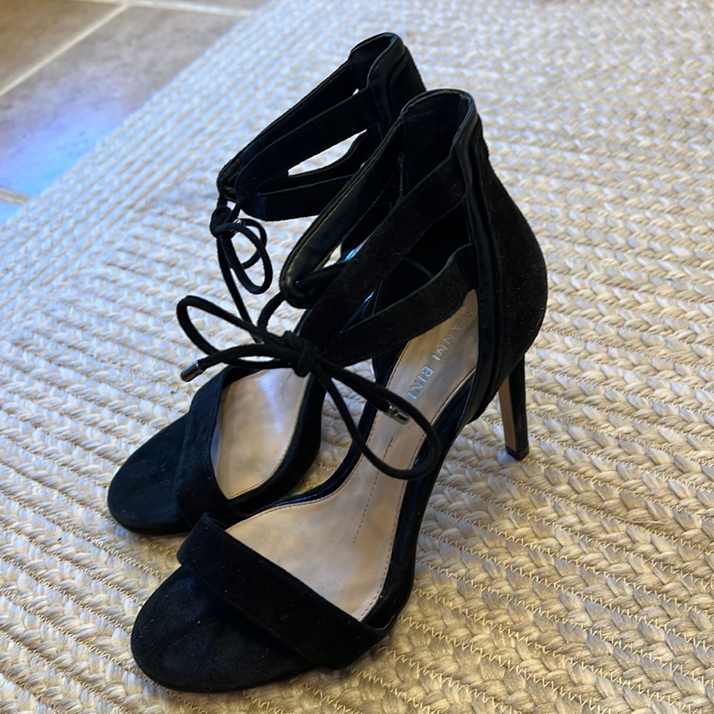 Gianni Bini: Black Lace Front Heel